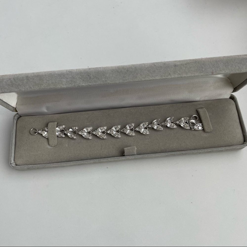 🛍3 for $25🛍 Cubic Zirconia Leaf Bracelet